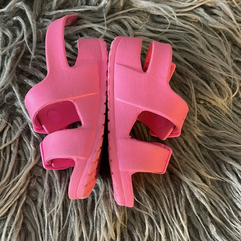 Girl’s 6 Neon Pink Crocs Top Buckle Strap/Velcro Ankle Closure Swim Poll Vaca